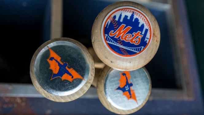032516-mlb-mets-matt-harvey-dark-knight-bat-decal-pi-vadapt-664-high-93